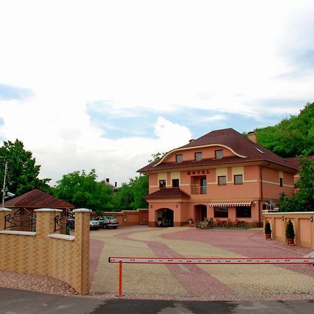 Hotel Magnat Mukačevo Esterno foto