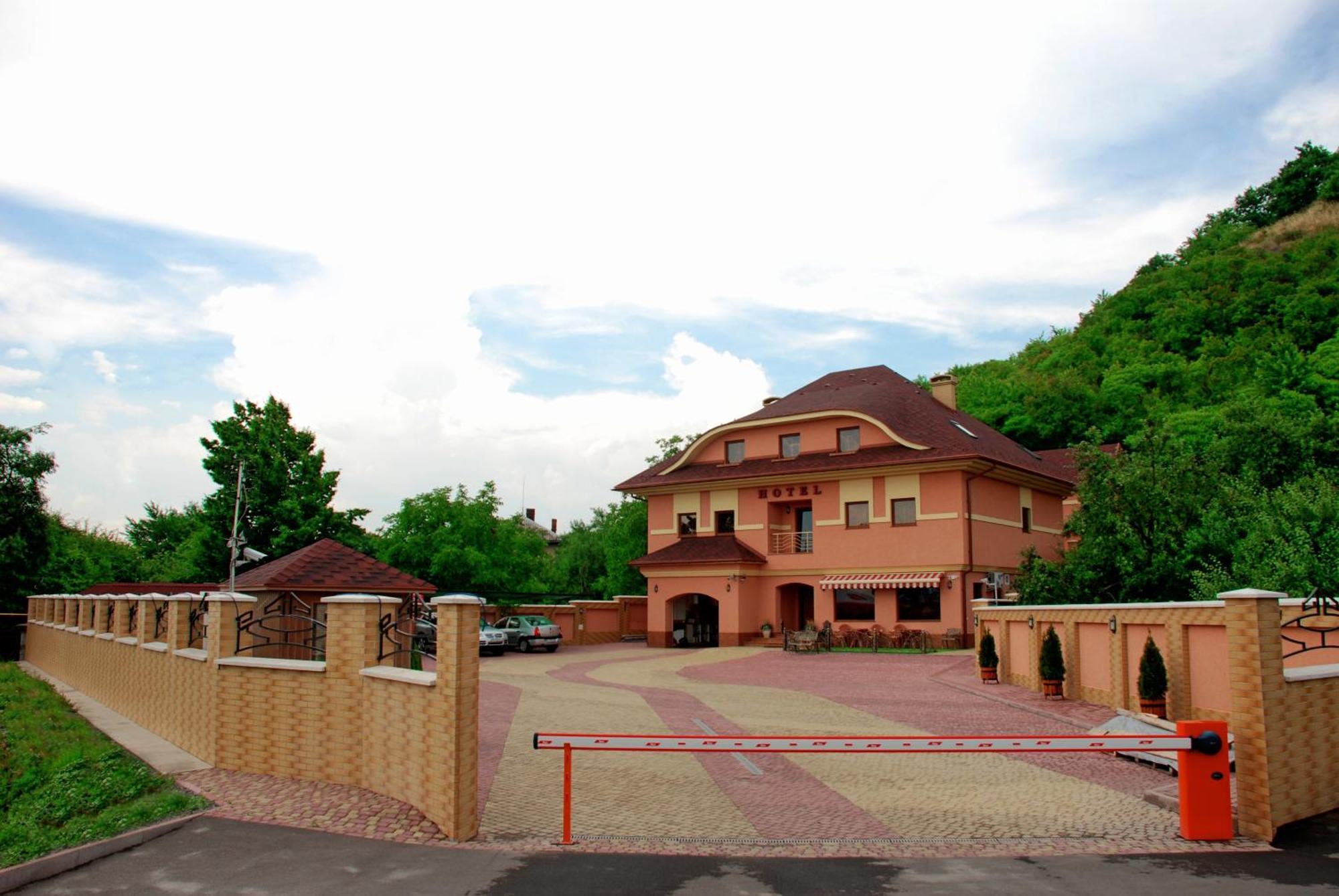 Hotel Magnat Mukačevo Esterno foto